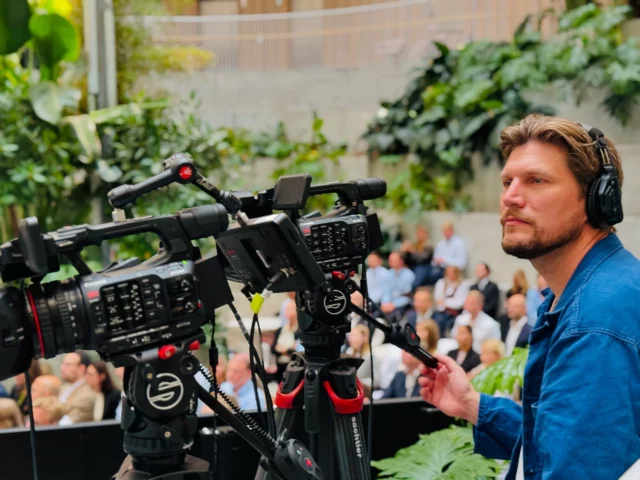 @anderssogaardvideo with a delicate touch on the Tripod handle 🕹️🎥🧞‍♂️

#makelivebetter
#copenhagenstreaming
#livestreaming
#townhalls
#videoproduction
#sachtlertripod 
#camerasupport 
#tripodforfilmmakers 
#sachtlerfluidhead 
#professionaltripods 
#cinematicgear 
#camerastabilization 
#sachtleraccessories 
#videographytools 
#filmproductiongear