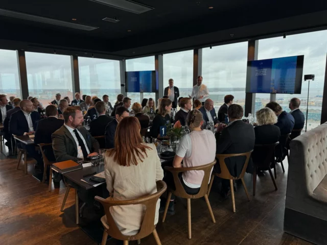 @silocph 

Sound, image and a bit of color. 

Let us know if you want to take your event to new heights at 17th floor in #copenhagen 

@silocph @copenhagenstreaming 

#makelivebetter 
#eventscopenhagen 
#eventproduction
#uplightingdesign
#soundandsupport
#eventlighting
#audiovisualsolutions
#eventambiance
#eventdecor
#scenicviews