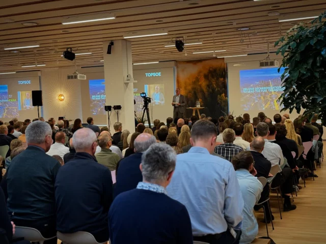 @topsoe_official 

And we are live!

#makelivebetter
#teamstownhall 
#copenhagenstreaming